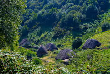 Cabañas de teito en la Braña de La Pornacal