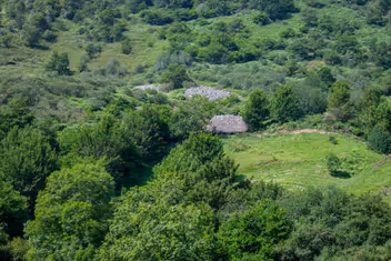 Prado y cabaña de teito en la braña de La Pornacal